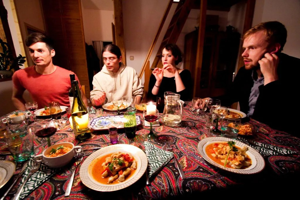 Sit, eat & chat